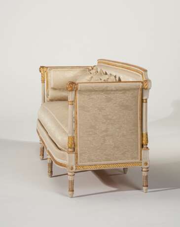 A LOUIS XVI WHITE-PAINTED AND PARCEL-GILT CANAPE - Foto 4