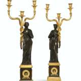 A PAIR FRENCH ORMOLU AND PATINATED BRONZE THREE-BRANCH CANDELABRA - Foto 1