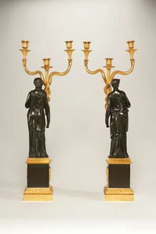 A PAIR FRENCH ORMOLU AND PATINATED BRONZE THREE-BRANCH CANDELABRA - Foto 3