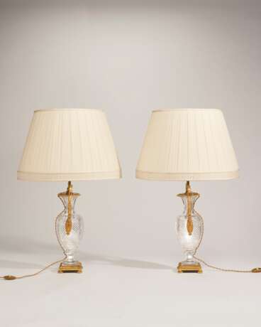 A PAIR OF FRENCH ORMOLU-MOUNTED CUT-GLASS TWO-HANDLED VASES, MOUNTED AS LAMPS - Foto 2