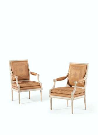 A PAIR OF LOUIS XVI GRAY-PAINTED FAUTEUILS - фото 1