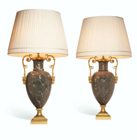 A PAIR OF RUSSIAN ORMOLU-MOUNTED GRAY AND WHITE SCAGLIOLA VASES, MOUNTED AS LAMPS - Foto 1