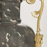 A PAIR OF RUSSIAN ORMOLU-MOUNTED GRAY AND WHITE SCAGLIOLA VASES, MOUNTED AS LAMPS - Foto 3