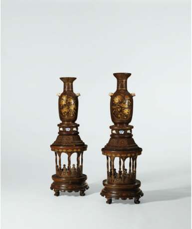 A PAIR OF JAPANESE EXPORT GILT AND BLACK LACQUER PORCELAIN VASES ON GILT AND BLACK LACQUER WOOD STANDS - Foto 1