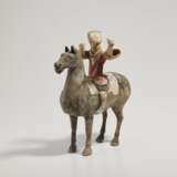 A CHINESE PAINTED GREY POTTERY FIGURE OF AN ARCHER ON HORSEBACK - фото 2
