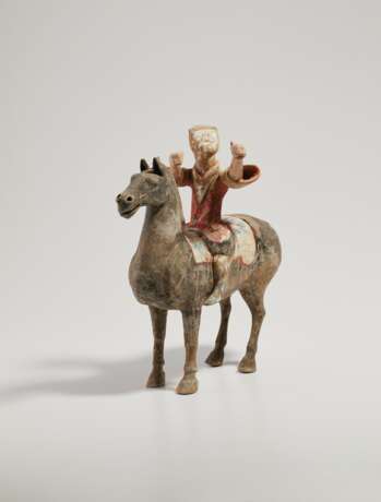 A CHINESE PAINTED GREY POTTERY FIGURE OF AN ARCHER ON HORSEBACK - Foto 2