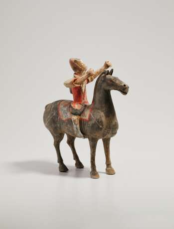 A CHINESE PAINTED GREY POTTERY FIGURE OF AN ARCHER ON HORSEBACK - Foto 3