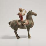 A CHINESE PAINTED GREY POTTERY FIGURE OF AN ARCHER ON HORSEBACK - Foto 4