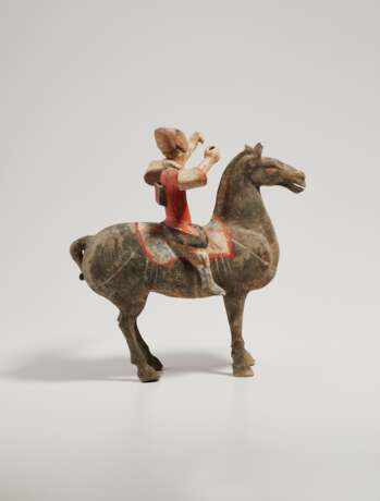 A CHINESE PAINTED GREY POTTERY FIGURE OF AN ARCHER ON HORSEBACK - photo 4