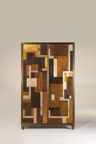 A MIXED-METAL MEDIA CABINET - Foto 2