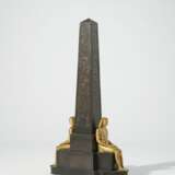 AN FRENCH ORMOLU AND PATINATED BRONZE OBELISK - Foto 1