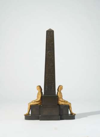 AN FRENCH ORMOLU AND PATINATED BRONZE OBELISK - Foto 2