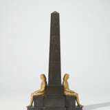 AN FRENCH ORMOLU AND PATINATED BRONZE OBELISK - Foto 2