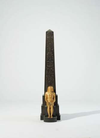 AN FRENCH ORMOLU AND PATINATED BRONZE OBELISK - Foto 3