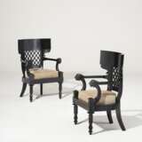 A PAIR OF FRENCH EBONIZED FAUTEUILS - Foto 1