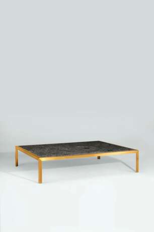 A GILT-BRONZE AND MARBLE LOW TABLE - Foto 1