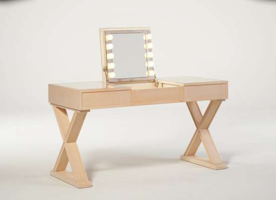 A PAINTED SYCAMORE VANITY AND TABOURET - Foto 2