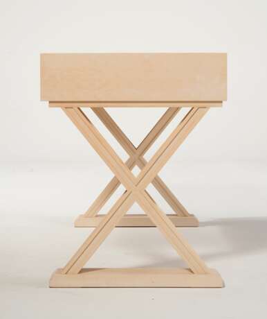 A PAINTED SYCAMORE VANITY AND TABOURET - Foto 4