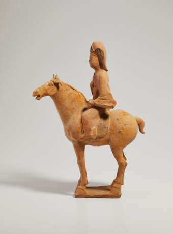 TWO CHINESE PAINTED RED POTTERY EQUESTRIAN GROUPS - Foto 1