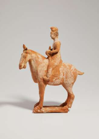 TWO CHINESE PAINTED RED POTTERY EQUESTRIAN GROUPS - photo 2