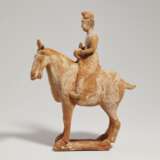 TWO CHINESE PAINTED RED POTTERY EQUESTRIAN GROUPS - photo 2