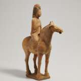 TWO CHINESE PAINTED RED POTTERY EQUESTRIAN GROUPS - Foto 3