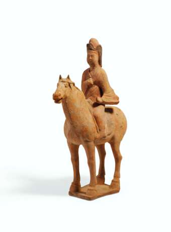 TWO CHINESE PAINTED RED POTTERY EQUESTRIAN GROUPS - Foto 4