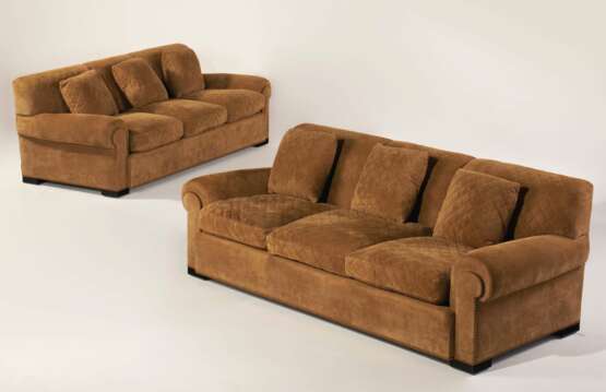 A PAIR OF THREE-SEAT SOFAS - Foto 1