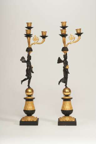 A PAIR OF CHARLES X ORMOLU AND PATINATED BRONZE FOUR-BRANCH CANDELABRA - фото 2