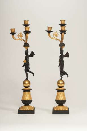 A PAIR OF CHARLES X ORMOLU AND PATINATED BRONZE FOUR-BRANCH CANDELABRA - фото 3