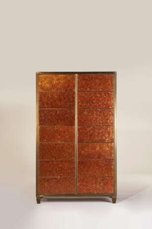 A MICA-VENEERED AND PATINATED BRONZE MEDIA CABINET - Foto 1