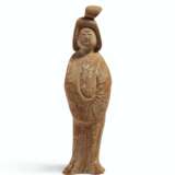 A CHINESE PAINTED POTTERY FIGURE OF A COURT LADY - фото 1