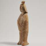 A CHINESE PAINTED POTTERY FIGURE OF A COURT LADY - photo 2