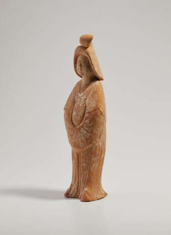A CHINESE PAINTED POTTERY FIGURE OF A COURT LADY - photo 2