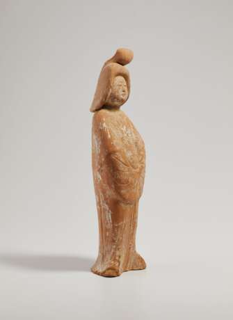 A CHINESE PAINTED POTTERY FIGURE OF A COURT LADY - Foto 3