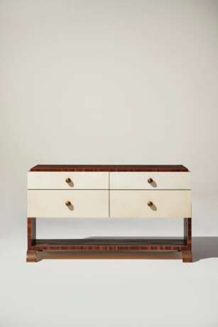 TWO PARCHMENT-VENEERED AND STAINED STRAW BEDSIDE TABLES - Foto 3