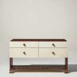 TWO PARCHMENT-VENEERED AND STAINED STRAW BEDSIDE TABLES - Foto 3