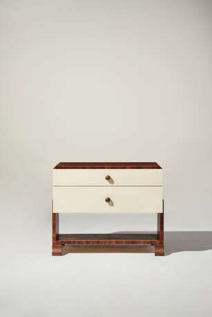 TWO PARCHMENT-VENEERED AND STAINED STRAW BEDSIDE TABLES - фото 4
