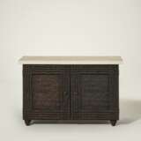 A STAINED WOOD AND COMPOSITE SIDE CABINET - Foto 2