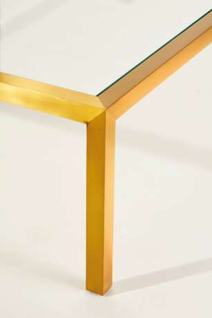 A GILT-BRONZE AND GLASS LOW TABLE - Foto 3