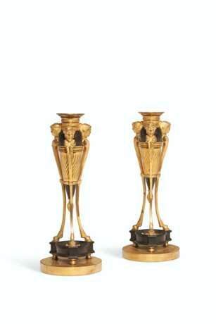 A PAIR OF NORTH EUROPEAN ORMOLU AND PATINATED BRONZE CANDLESTICKS - фото 1