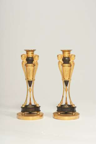 A PAIR OF NORTH EUROPEAN ORMOLU AND PATINATED BRONZE CANDLESTICKS - фото 2