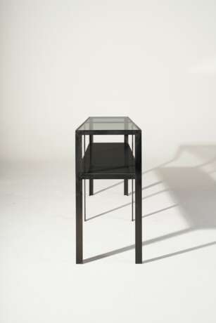 A PAIR OF PATINATED BRONZE, MARBLE AND GLASS TWO-TIER SIDE TABLES - фото 4