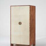 A PARCHMENT-VENEERED AND STAINED-STRAW MEDIA CABINET - Foto 2