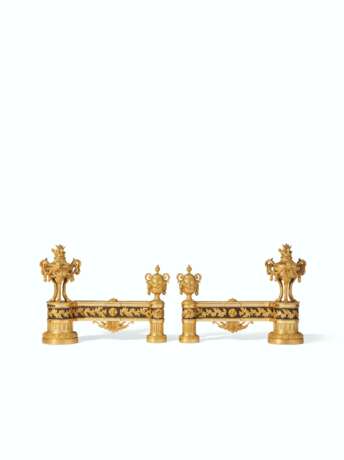 A PAIR OF FRENCH ORMOLU AND PATINATED BRONZE CHENETS - фото 1