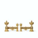 A PAIR OF FRENCH ORMOLU AND PATINATED BRONZE CHENETS - Foto 1