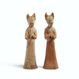 TWO CHINESE PAINTED POTTERY FIGURES OF STANDING MUSICIANS - фото 1