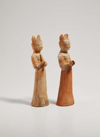 TWO CHINESE PAINTED POTTERY FIGURES OF STANDING MUSICIANS - photo 2
