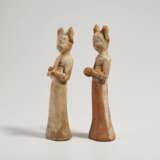 TWO CHINESE PAINTED POTTERY FIGURES OF STANDING MUSICIANS - photo 3