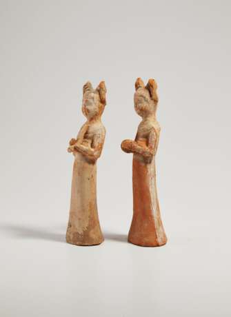 TWO CHINESE PAINTED POTTERY FIGURES OF STANDING MUSICIANS - Foto 3